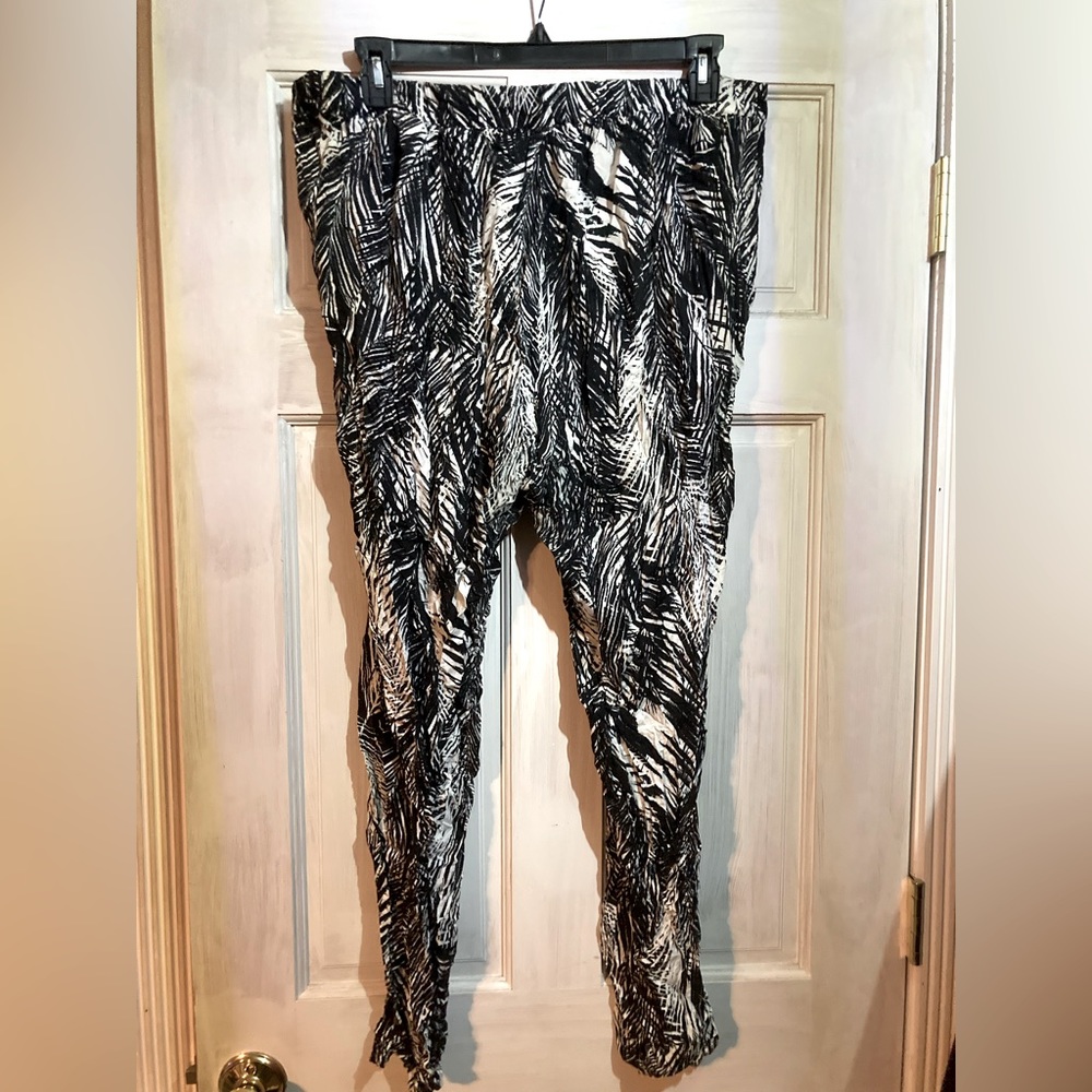 H&M Black White Palm Print Flowy Pants Trousers Great condition 
No known flaws